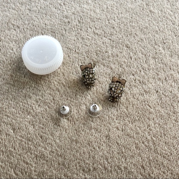 ✨2/$7✨ Earrings: Skull with Bow Earrings, Pink, 1 pair 🛍 Bundle Me! - Picture 1 of 8